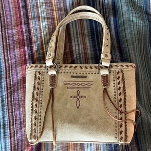 Cream Western purse!
Lots of room and compartments, and it super lightweight!